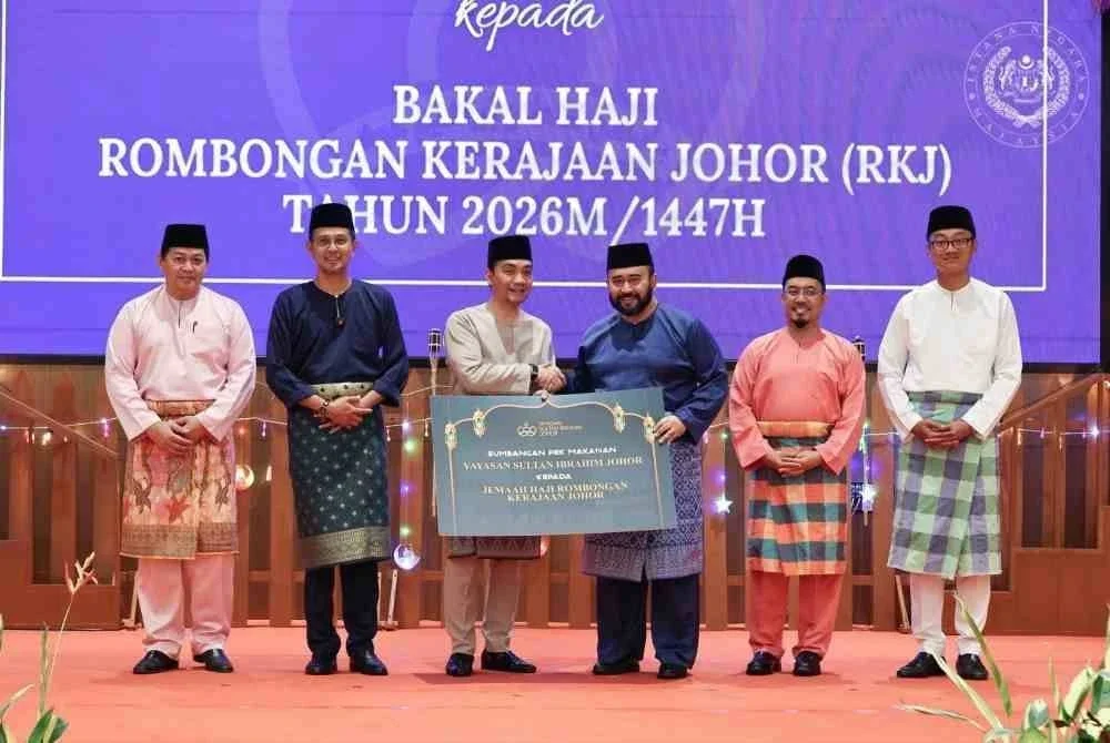 Sumbangan pek makanan menerusi Yayasan Sultan Ibrahim Johor (YSIJ) kepada jemaah haji disampaikan Ketua Pegawai Eksekutif YSIJ, Mohd Anizam Jamian kepada Menteri Besar Johor, Datuk Onn Hafiz Ghazi, sebelum diserahkan kepada Ketua Rombongan Haji Kerajaan Negeri Johor, Fizwan Rashidi. Facebook Sultan Ibrahim Sultan Iskandar