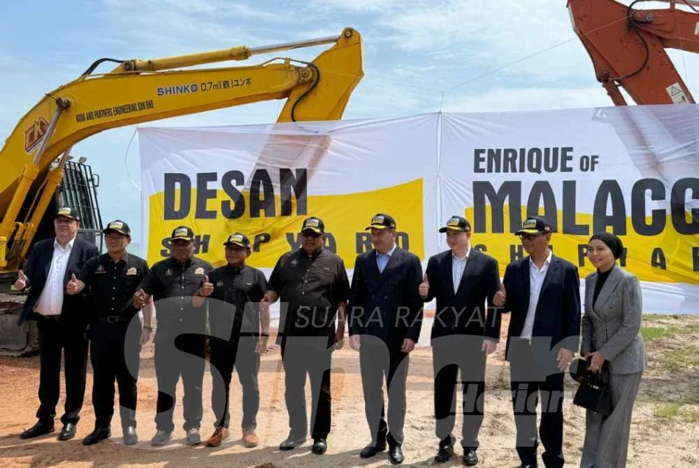 Ab Rauf (tengah) pada Majlis Perasmian Pecah Tanah bagi Pembangunan Limbungan Kapal Enrique Melaka di Klebang pada Selasa.