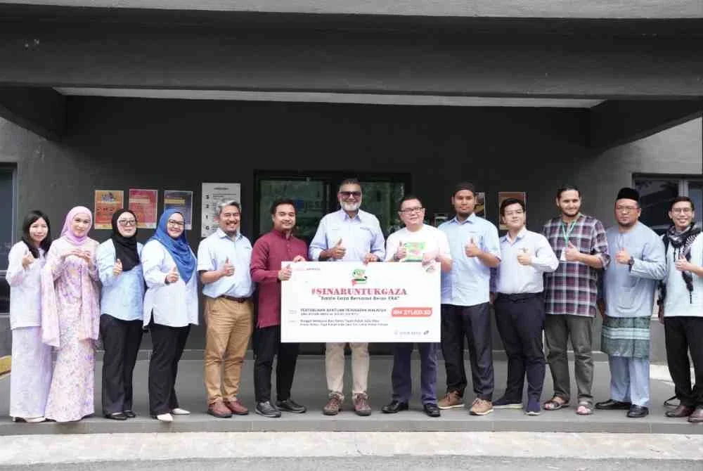 Alan (tengah) ketika majlis penyerahan sumbangan kepada MERCY Malaysia dan CGM pada Jumaat lalu.