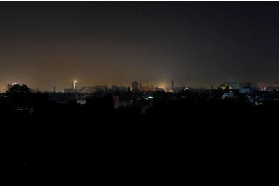 Penduduk Pakistan berdepan gangguan bekalan elektrik sejak kebelakangan ini. - Foto Agensi