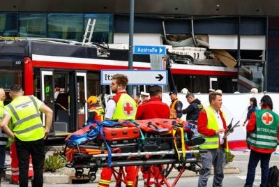 Petugas kecemasan menjalankan operasi di lokasi kejadian apabila sebuah bas merempuh sebuah pasar raya di Salzburg. Foto Mw/APA/dpa