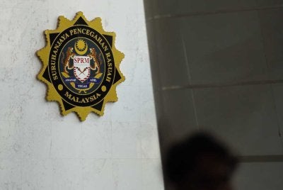 Seorang penjawat awam ditahan SPRM Sabah kerana disyaki mengemukakan dokumen palsu.