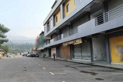 Pasukan bomba melakukan pemantauan di premis sekitar Ranau.