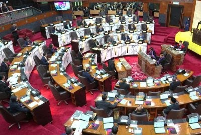 Sidang DUN Selangor kecoh apabila timbul pertikaian berhubung status jawatan Ketua Pembangkang dalam sesi pembukaan pertanyaan lisan pada Selasa.