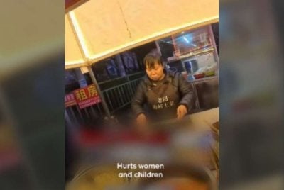 Seorang peniaga jalanan China mengecam tindakan perang dicetuskan Israel. - Agensi