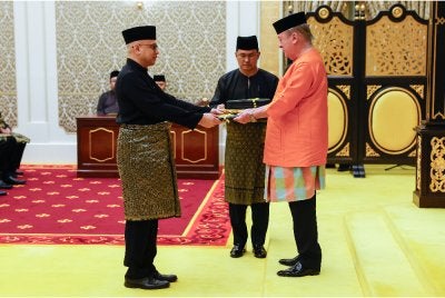 Sultan Ibrahim berkenan mengurniakan surat cara pelantikan Hakim Mahkamah Rayuan kepada Datuk Seri Mohd Radzi Harun di Istana Negara pada Selasa. Foto Bernama