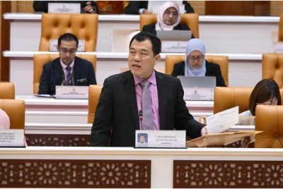 Sze Yee menjawab soalan Chai Yi sempena Mesyuarat Pertama Tahun Keempat Dewan Negeri Perak Ke-15 di Bangunan Perak Darul Ridzuan di sini pada Selasa.