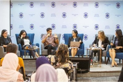 Syed Saddiq (tengah) ketika forum mengenai pemisahan kuasa antara Peguam Negara dan Pendakwa Raya di Wisma Majlis Peguam Malaysia, Kuala Lumpur pada Isnin.