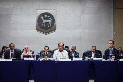 Anwar (tengah) bercakap pada sidang media sesi meja bulat bersama institusi kewangan di Sasana Kijang pada Selasa. Foto Bernama