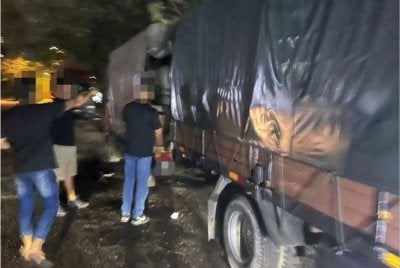 Dua pemandu lori ditahan dalam serbuan Op Tiris 4.0 di Taman Perindustrian Shah Alam pada Isnin. Foto: KPDN SELANGOR