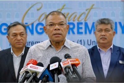 Saifuddin Nasution bercakap pada sidang media selepas menyaksikan Majlis Menandatangani Kontrak Perolehan sebuah Multi Purpose Mission Ship kedua untuk Agensi Penguatkuasaan Maritim Malaysia di Bangunan Setia Perkasa pada Selasa. Foto Bernama
