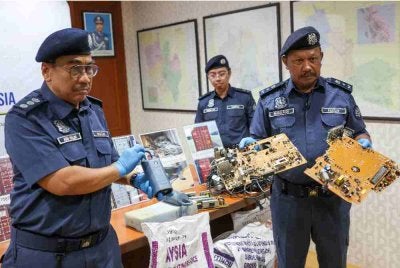 Mohd Asri (kanan) menunjukkan sebahagian sisa elektronik (e-waste) yang dirampas pada sidang media di Pejabat Kastam Cawangan Penguatkpada sidang media di Pejabat Kastam Cawangan Penguatkuasaan Bentong, pada Selasa. Turut sama, Ketua Bahagian Penguatkuasaan JKDM Pahang, Abd Halim Mohd Khalid.