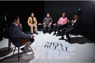 Mohd Shahreen (kanan) ketika program Meja Bulat: Diskusi Mencipta Resolusi bertajuk 'Krisis Tenaga dan Kelestarian Subsidi: Apa Nasib Rakyat Marhaen' yang dihoskan oleh Ismail Adnan di Studio F, Kompleks Karangkraf, di sini pada Khamis. Foto Asril Aswandi Shukor
