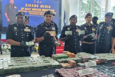 Hussein (tengah) menunjukkan dadah yang dirampas dalam sidang akhbar di Ibu Pejabat Polis Kontinjen Kuala Lumpur pada Selasa.