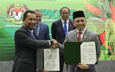 Penyerahan MoC antara Mohamad Khairil Mohd Razi (kanan) dengan Lokman Hakim Ali disaksikan oleh Amirudin dan Mohamed Khaled.