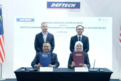 Majlis menandatangani LOI disempurnakan Mohd Suhaimi (duduk, kiri) dan Massila (duduk, kanan) dengan disaksikan oleh Mohammad Shanaz (berdiri, kiri) serta Zahriladha.