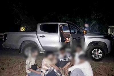 Seorang remaja lelaki ditahan mengaku membawa PATI menggunakan pikap dengan bayaran RM100 bagi setiap seorang yang berjaya dihantar ke Stesen Bas Kota Bharu. Foto PGA