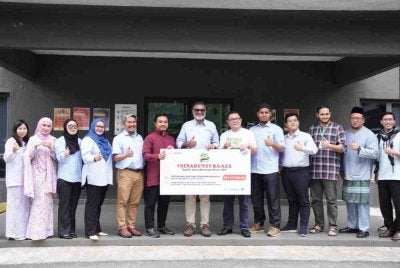 Alan (tengah) ketika majlis penyerahan sumbangan kepada MERCY Malaysia dan CGM pada Jumaat lalu.