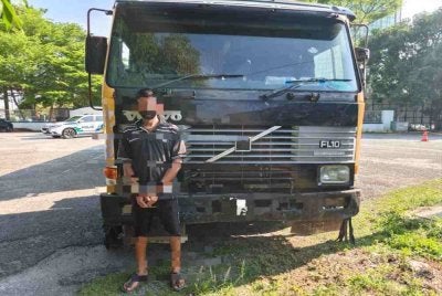 Lelaki disyaki memandu treler bawah pengaruh alkohol. Foto PDRM 