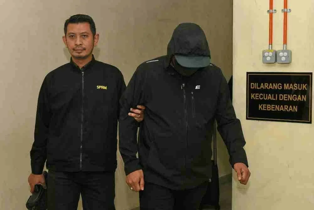 Inspektor polis, Mohd Firdaus Kamal didakwa atas dua pertuduhan menerima suapan berjumlah RM11,500.- Foto Bernama. 