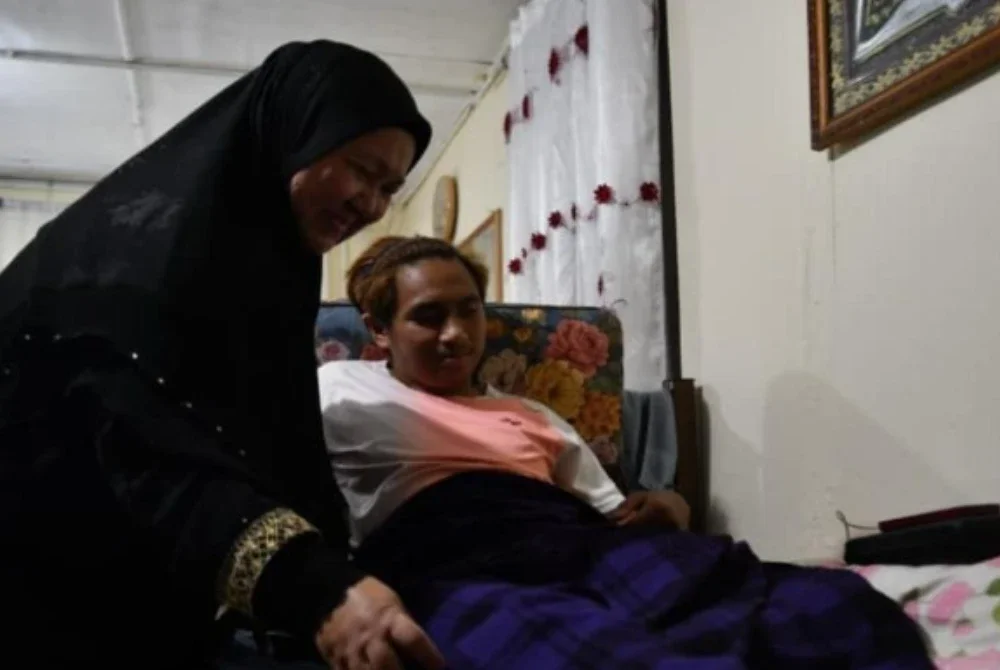 Luluh hati seorang ibu melihat anak lelaki tunggalnya diuji dengan kehilangan kaki kiri akibat kejadian langgar lari.