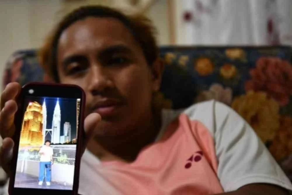 Menurut Putra Aqmal, dia cuba mengelak kenderaan tersebut, namun bahagian kaki kirinya telah bergesel dengan sisi kereta berkenaan sebelum terjatuh di atas jalan raya.