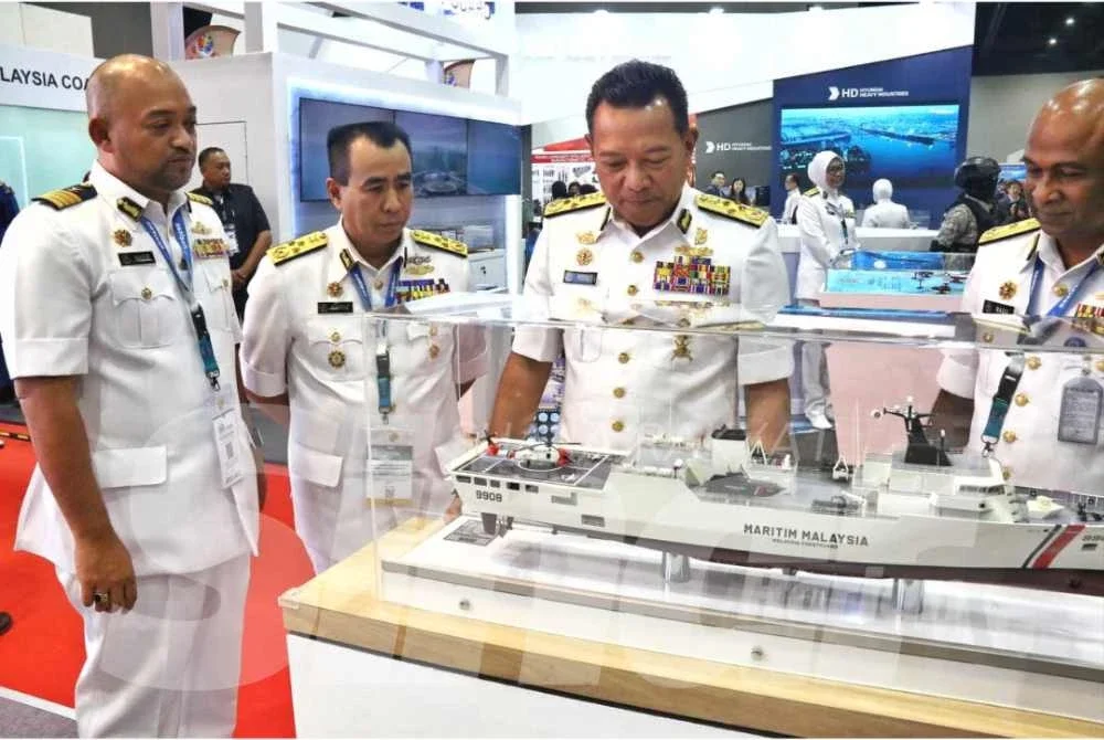 Mohd Rosli (dua dari kanan) melihat replika kapal induk MPMS yang dijangka akan diterima Maritim Malaysia pada tahun hadapan.
