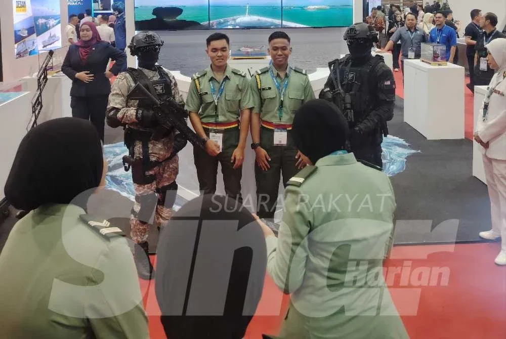 Pengunjung mengambil peluang bergambar bersama anggota pasukan elit Star Team di reruai Maritim Malaysia di DSA dan NATSEC Asia 2026.