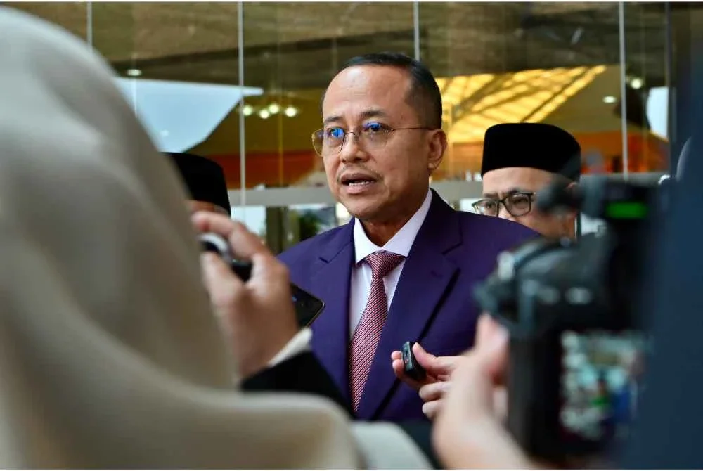 Ahmad Samsuri ketika ditemui pemberita pada Sidang DUN Terengganu di Wisma Darul Iman, Kuala Terengganu pada Rabu.