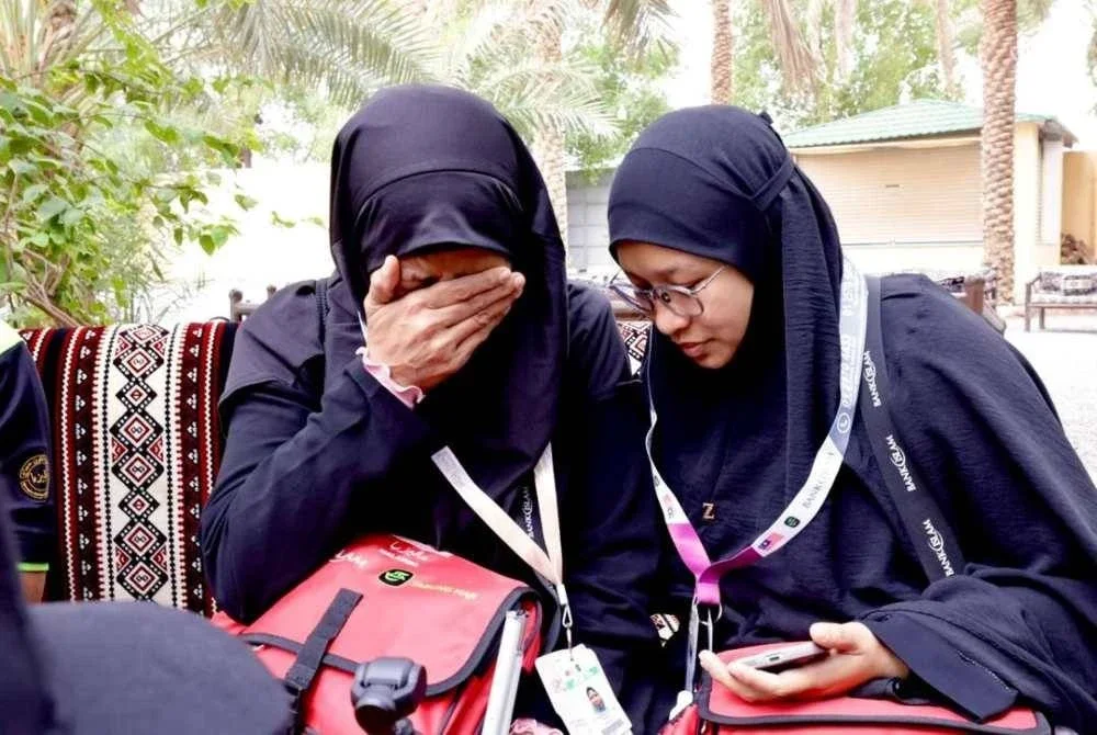 Siti Hadijah Abu Bakar (kiri) sebak dapat menjejakkan kaki ke Tanah Suci.