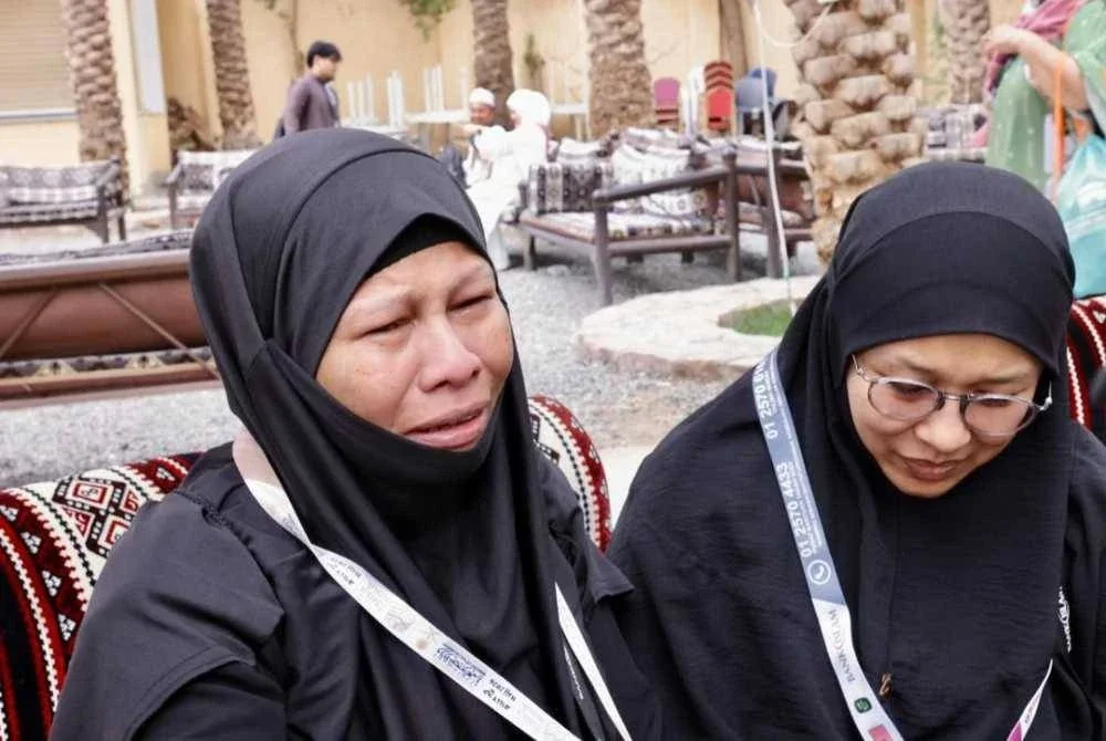 Siti Hadijah Abu Bakar (kiri) sebak dapat menjejakkan kaki ke Tanah Suci.