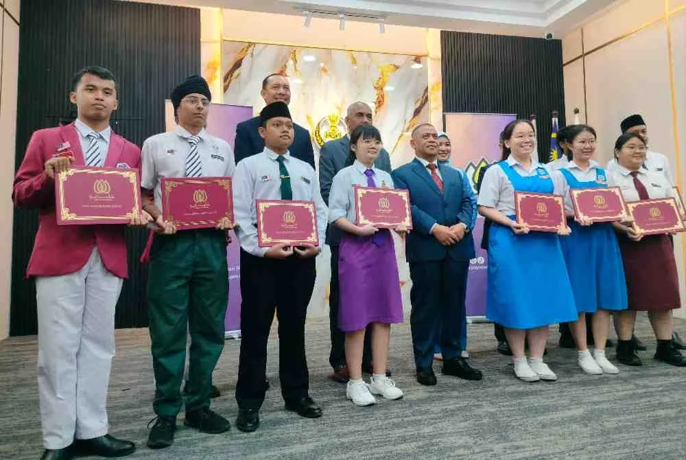 Saarani (empat dari kanan) bersama penerima ketika menyempurnakan Majlis Penganugerahan Sijil Penghargaan Biasiswa Menteri Besar Perak Tahun 2026 Kepada Pelajar Cemerlang SPM dan Penyerahan Mock Cheque Biasiswa Agrotek Perak SADC-YP di Pejabat Menteri Besar Perak di sini pada Rabu.