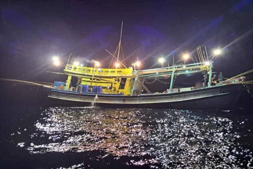 Vesel nelayan tempatan Kelas C yang menangkap ikan di bawah 12 batu nautika dari pantai perairan negeri ini. Foto Maritim Pahang.