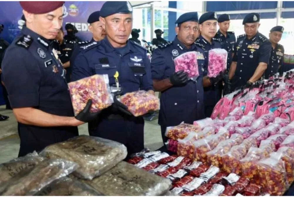 Pengarah Jabatan Siasatan Jenayah Narkotik (JSJN) Bukit Aman, Datuk Hussein Omar Khan pada sidang media di Ibu Pejabat Polis Kontinjen Kuala Lumpur selepas polis berjaya menumpaskan satu sindiket pengedaran dadah fentanyl, yang turut diproses sebagai cecair yang diisi dalam kartrij vape susulan serbuan di Puchong dan Cheras minggu lalu.