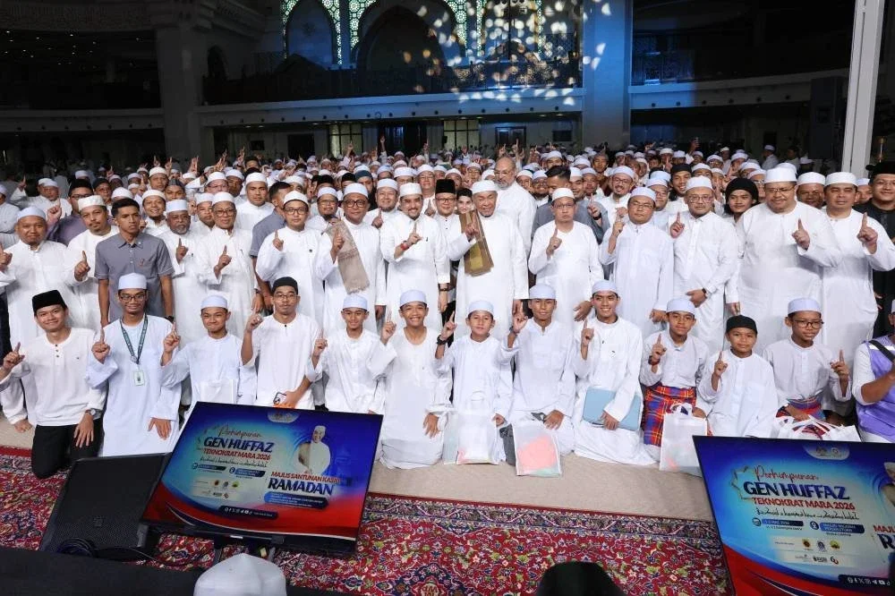 Ratusan peserta termasuk pelajar tahfi z bergambar bersama pada program Perhimpunan Gen Huffaz Teknokrat MARA 2026 sempena Majlis Santunan Kasih Ramadan di sebuah masjid di Kuala Lumpur.