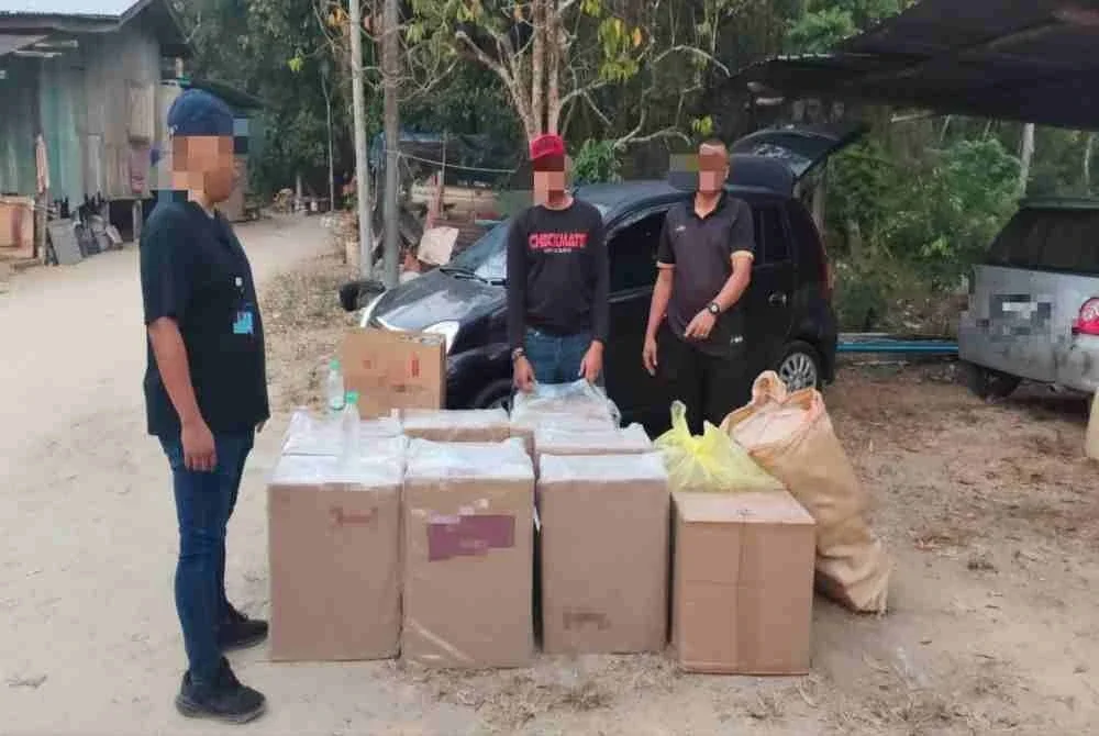 Kegiatan menyimpan dan menjual rokok tidak bercukai serta beras dipercayai diseludup dari Thailand terbongkar selepas dua lelaki tempatan diberkas dalam serbuan khas di Kampung Bukit Bidang, Selising, Pasir Puteh awal pagi Rabu. Foto: PDRM