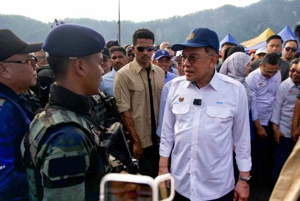 Anwar meninjau lokasi bencana kebakaran di Kampung Bahagia dan melawat mangsa yang terjejas di PPR Taman Batu Sapi pada Rabu. Foto Bernama
