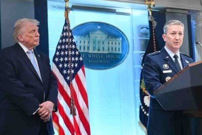 Caine (kanan) didakwa menggunakan kuasanya untuk menghalang Trump mendapatkan akses kod nuklear. Foto Agensi