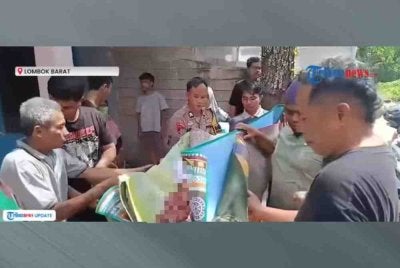 Jenazah mangsa ketika dibawa keluar dari rumah. Foto Agensi