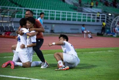 Suphachai memeluk pemainnya selepas Laos mengalahkan Thailand pada aksi terakhir Kumpulan B sekali gus mara ke separuh akhir menentang Malaysia.