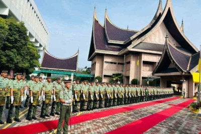 Raptai Istiadat Kawalan Kehormatan Utama terdiri daripada tiga pegawai dan 103 anggota lain-lain pangkat Batalion Ke-14 Rejimen Askar Melayu Diraja, Kem Syed Sirajuddin Gemas untuk perasmian penuh sidang DUN(sumber: Facebook Pejabat Setiausaha Kerajaan Negeri Sembilan)