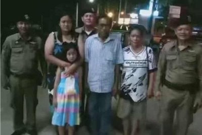 Kanak-kanak berkenaaan ditemui selamat oleh orang awam. - Foto media sosial.
