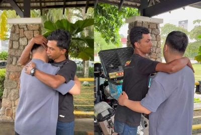 Suasana hiba ketika masing-masing menolak wang berkenaan.