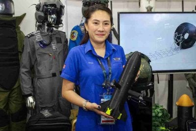 Syarifah menunjukkan prototaip dron yang diberi nama 'The Ghost' di reruai syarikatnya ketika DSA dan NATSEC Asia 2026 di MITEC, Kuala Lumpur.