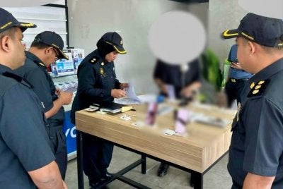 Tindakan sebuah premis mengenakan caj RM30 bagi membaiki kalkulator yang dimasuki air mengundang padah apabila peniaga berkenaan dikenakan notis oleh KPDN Kelantan selepas kes itu tular di media sosial. Foto:KPDN