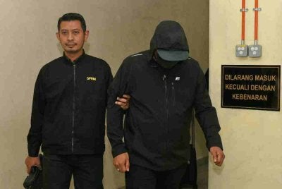 Inspektor polis, Mohd Firdaus Kamal didakwa atas dua pertuduhan menerima suapan berjumlah RM11,500.- Foto Bernama. 