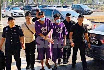 Seorang lelaki warga tempatan dan etnik Rohingya yang bertidak sebagai tekong darat didakwa di Mahkamah Sesyen di Pasir Mas pada Rabu atas pertuduhan menyeludup seramai 12 PATI Myanmar serta Bangladesh bulan lalu.Foto:SINAR HARIAN/HAZELEN LIANA KAMARUDIN