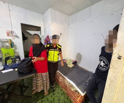 Individu yang ditahan dihantar ke Depot Imigresen Belantik untuk tinjauan lanjut. Foto: JIM