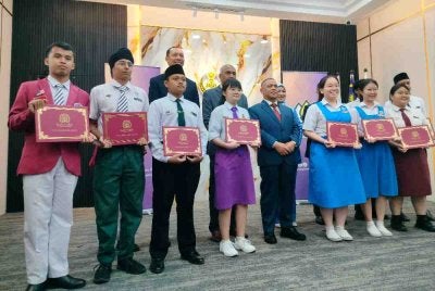 Saarani (empat dari kanan) bersama penerima ketika menyempurnakan Majlis Penganugerahan Sijil Penghargaan Biasiswa Menteri Besar Perak Tahun 2026 Kepada Pelajar Cemerlang SPM dan Penyerahan Mock Cheque Biasiswa Agrotek Perak SADC-YP di Pejabat Menteri Besar Perak di sini pada Rabu.