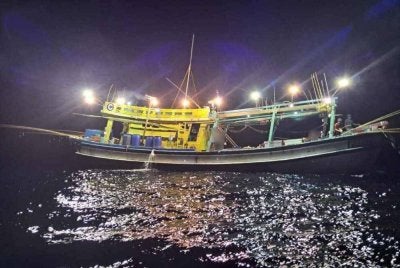 Vesel nelayan tempatan Kelas C yang menangkap ikan di bawah 12 batu nautika dari pantai perairan negeri ini. Foto Maritim Pahang.
